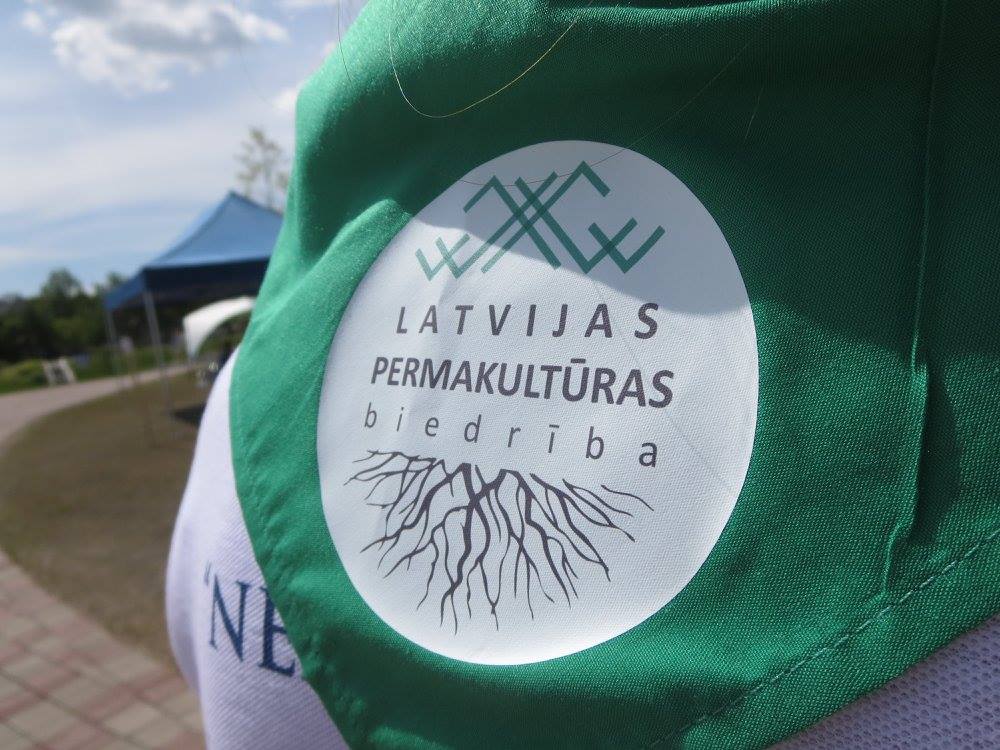 Lakatiņš ar Latvijas Permakultūras biedrības logo